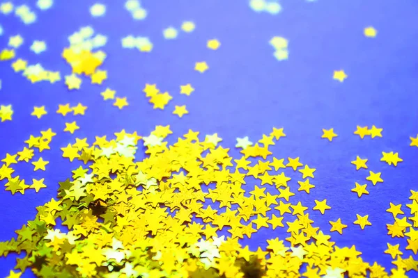 金色の輝きの星と青の紙の背景。平置きだ休日の概念。新年 — ストック写真