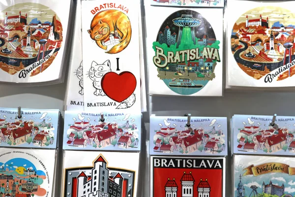 BRATISLAVA, ESLOVAQUIA - 01 DE SEPTIEMBRE DE 2019: Pegatinas con la palabra Bratislava y diferentes imágenes en la tienda de recuerdos — Foto de Stock