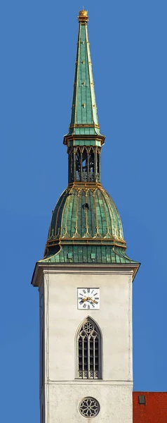 슬로바키아 브라티슬라바에 있는 성 마르틴 대 성당의 꼭대기 사진. 3 면체 고딕 대성당은 로마네스크 교회가 있던 자리에 지어 졌다. 수직 배너 — 스톡 사진