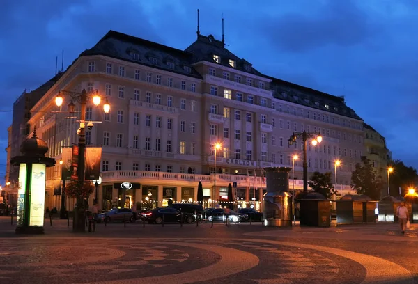 BRATISLAVA, ESLOVAQUIA - 02 DE SEPTIEMBRE DE 2019: Vista del hotel Carlton en Hviezdoslavovo namestie en el casco antiguo cerca del Teatro Nacional Eslovaco por la noche —  Fotos de Stock