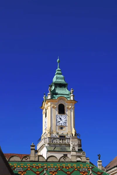 Blick von oben auf das alte Rathaus mit dekoriertem grünen und gelben Dach. Blick vom Primatenplatz in der Altstadt von Bratislava, Slowakei — Stockfoto