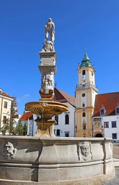Veduta della Fontana Roland e del vecchio municipio nella piazza principale namestie Hlavne nella città vecchia di Bratislava, Slovacchia. La fontana fu costruita nel 1572 per fornire acqua ai cittadini della città — Foto Stock