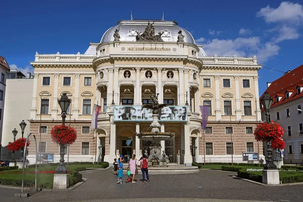 Bratislava, Slowakei - 03. September 2019: Blick auf das slowakische Nationaltheater. Das Neorenaissance-Gebäude wurde 1885 1886 erbaut — Stockfoto