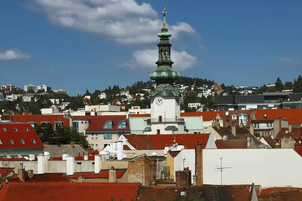 Michael 's Gate en stadsgezicht van gebouwen in de oude stad, Bratislava, SlaSlovakia. Zicht vanaf hoogtepunt. Bovenaanzicht — Stockfoto