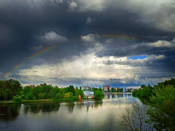 Prachtig Uitzicht Het Stadsgezicht Bij Regenachtig Bewolkt Weer Met Regenboog — Stockfoto