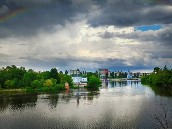 Hermosa Vista Del Paisaje Urbano Tiempo Lluvioso Nublado Con Arco — Foto de Stock