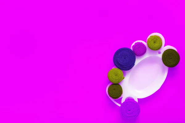 Палитра Красок Рулонами Полос Ткани Виде Краски Пурпурном Фоне Полосы — стоковое фото