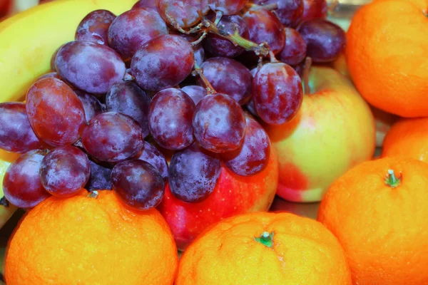 Trauben Äpfel Mandarinen Und Bananen Hintergrund Der Verschiedenen Früchte — Stockfoto