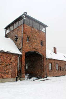 Polonya 'daki Auschwitz kampına giriş. Kar yağıyor