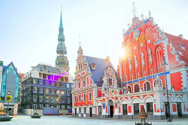 Spire Saint Peter Church Links House Blackheads Rechts Ochtend Riga — Stockfoto