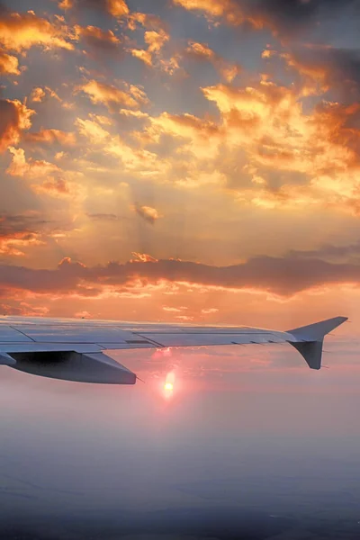 从飞机的窗户看风景 飞机的机翼 机翼下的太阳 美丽的日出 — 图库照片