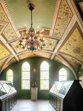 BRATISLAVA, SLOVAKIA - EYLÜL 03, 2019: Mozaik pencereler. Şimdi belediye binası Bratislava Şehir Müzesi, Pressburg tarihinin sergilerini sergiliyor. Pressburg, Bratislava 'nın eski adı.