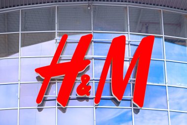 KYIV, UKRAINE - HAZİRAN 04, 2020: H & M mağazası Dreamtown alışveriş merkezinde. Hennes & Mauritz AB, erkekler, kadınlar, gençler ve çocuklar için hızlı moda kıyafetleriyle tanınan İsveçli çok uluslu giyim perakende şirketidir.