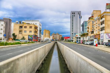 LARNACA, CYPRUS - Merkezde Ammoxostou Caddesi (B3 Yolu) ve Radisson Blu Oteli (sağda) ile Ammoxostou Bulvarı 'nı ikiye bölen akarsu manzarası (sağda)