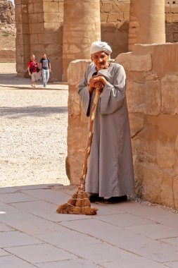 LUXOR, EGYPT - 16 Ekim 2011: Karnak Tapınağı Kompleksi 'nde süpürge ile temizleyici, yaygın olarak Karnak olarak bilinir