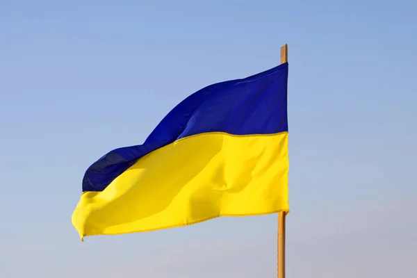 Gelb Blaue Flagge Der Ukraine Und Blauer Himmel Als Hintergrund — Stockfoto