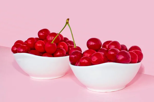 Fructe Cireșe Două Boluri Fundal Roz Conceptul Vară — Fotografie, imagine de stoc