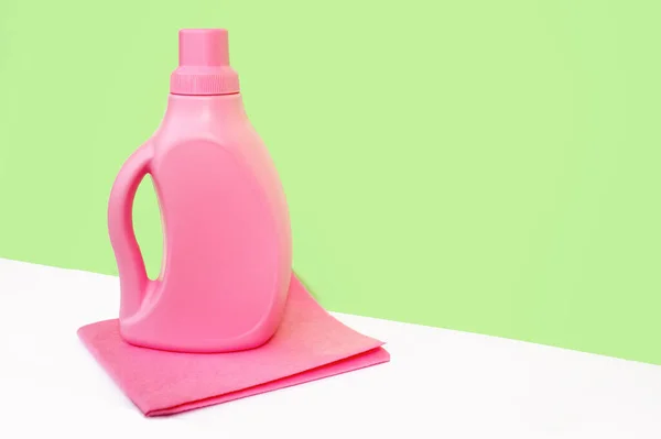 Pink Bottle Standing Pink Bright Cloth Cleaning Green Wall Cleaning — Stock Photo, Image