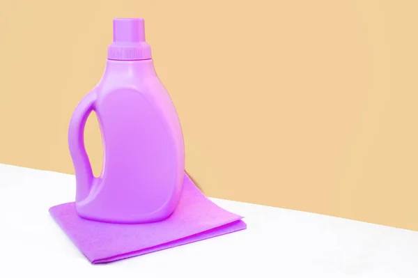 Purple Bottle Standing Purple Bright Rag Cleaning Orange Wall Cleaning — Stock Photo, Image