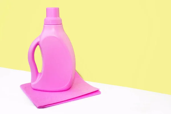 Pink Bottle Standing Pink Bright Rag Cleaning Yellow Wall Cleaning — Stock Photo, Image