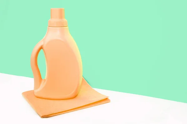 Orange Bottle Standing Orange Bright Rag Cleaning Green Wall Cleaning — Stock Photo, Image