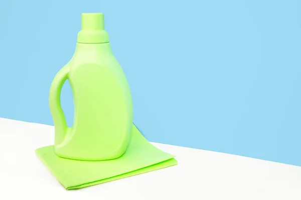 Green Bottle Standing Green Bright Rag Cleaning Blue Wall Cleaning — Stock Photo, Image
