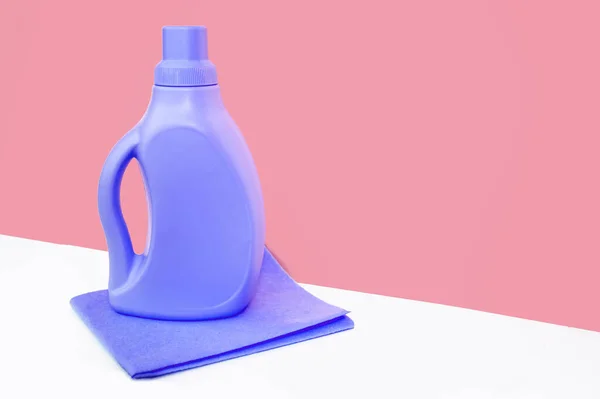 Blue Bottle Standing Blue Bright Rag Cleaning Pink Wall Cleaning — Stock Photo, Image