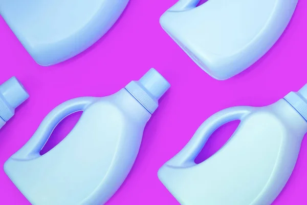 Синие Бутылки Химикатами Чистки Фиолетовом Фоне Бесшовный Шаблон Концепция Очистки — стоковое фото