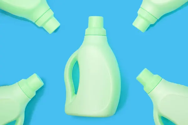 Зеленые Бутылки Синем Фоне Концепция Очистки — стоковое фото