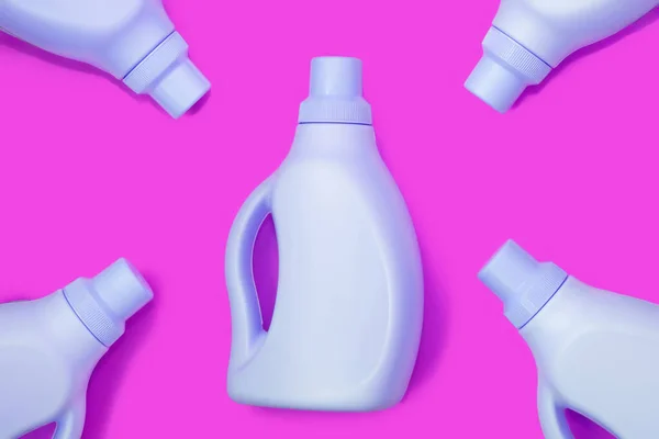 Синие Бутылки Фиолетовом Фоне Концепция Очистки — стоковое фото