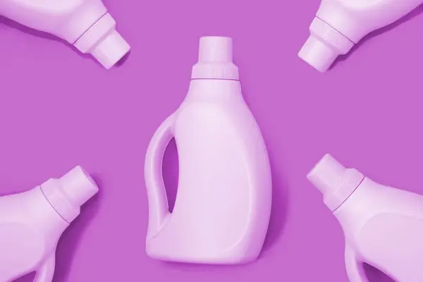 Светло Фиолетовые Бутылки Фиолетовом Фоне Концепция Очистки — стоковое фото