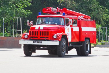 KYIV, UKRAINE - 30 Haziran 2012: Bir şehir caddesinde itfaiye aracı