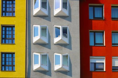 Mikulasska Caddesi, Bratislava, Slovakya 'daki renkli bina