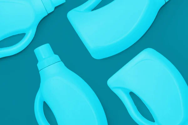 Синие Бутылки Химикатами Очистки Темно Синем Фоне Концепция Очистки — стоковое фото