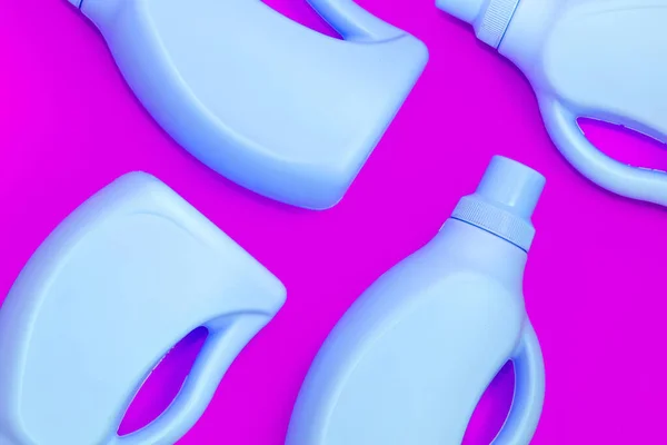 Синие Бутылки Химикатами Чистки Фиолетовом Фоне Концепция Очистки — стоковое фото