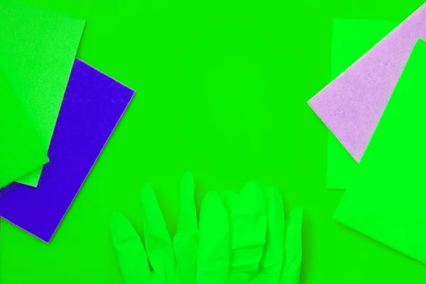 Зеленый Синий Фиолетовые Тряпки Зеленые Перчатки Зеленом Фоне Концепция Очистки — стоковое фото