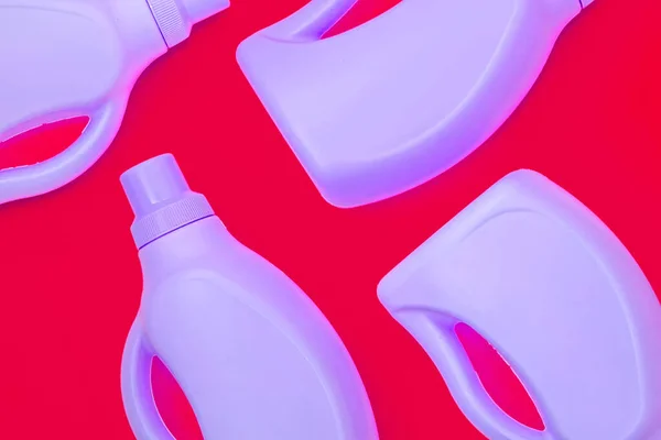 Фиолетовые Бутылки Химикатами Чистки Красном Фоне Концепция Очистки — стоковое фото