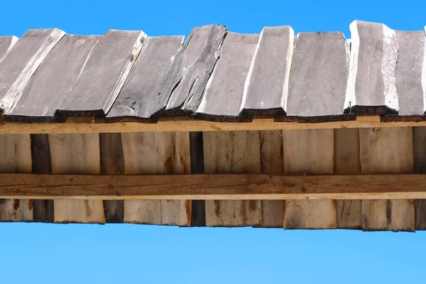 Část Úzké Dřevěné Střechy Proti Modré Obloze Tyto Úzké Dřevěné — Stock fotografie