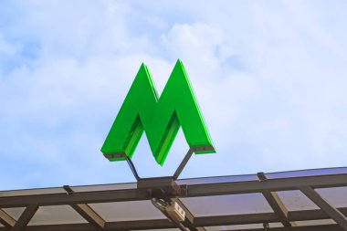 KYIV, UKRAINE - 4 Temmuz 2020: Arkaplan olarak yeşil metro işareti ve mavi gökyüzü