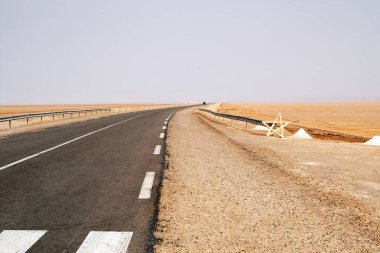 Tunus, Afrika 'daki Salt Lake yakınlarındaki Sahra Çölü' nde. Sağ tarafta tuzdan yapılmış bir yıldız var.