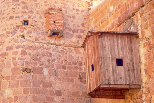 聖カタリナ修道院 シナイ山 エジプトの高い石の壁に木製のエントリドア 何年も前にすべてのドアが密封され 入り口はリフトで作られました — ストック写真