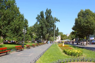 ODESA, UKRAINE - 21 Temmuz 2012: Yazın Derybasivska Caddesi manzarası