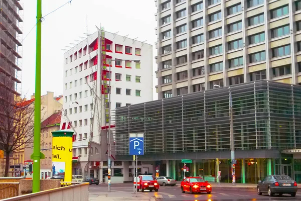 VIENNA, AUSTRIA - 30 Aralık 2007: Hollandstrasse Caddesi 'ndeki Raiffeisen Bankası (sağda) ve Hangarian Kültür Merkezi (solda)