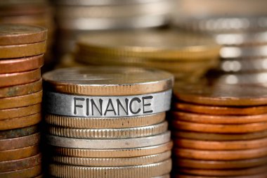 Fotoğraf satır sikke ile metal yüzeye baskılı ekonomi kavramı kelime ve çeşitli yığınlar