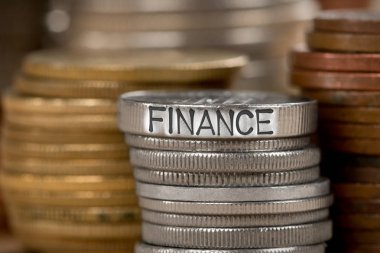 Fotoğraf satır sikke ile metal yüzeye baskılı ekonomi kavramı kelime ve çeşitli yığınlar