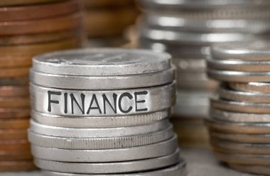 Fotoğraf satır sikke ile metal yüzeye baskılı ekonomi kavramı kelime ve çeşitli yığınlar