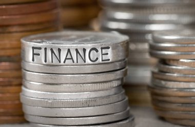 Fotoğraf satır sikke ile metal yüzeye baskılı ekonomi kavramı kelime ve çeşitli yığınlar