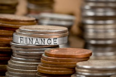 Fotoğraf satır sikke ile metal yüzeye baskılı ekonomi kavramı kelime ve çeşitli yığınlar