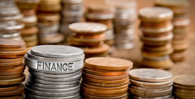 Fotoğraf satır sikke ile metal yüzeye baskılı ekonomi kavramı kelime ve çeşitli yığınlar