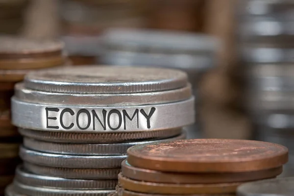 Foto Várias Pilhas Linhas Moedas Com Palavra Conceito Economia Impressa — Fotografia de Stock